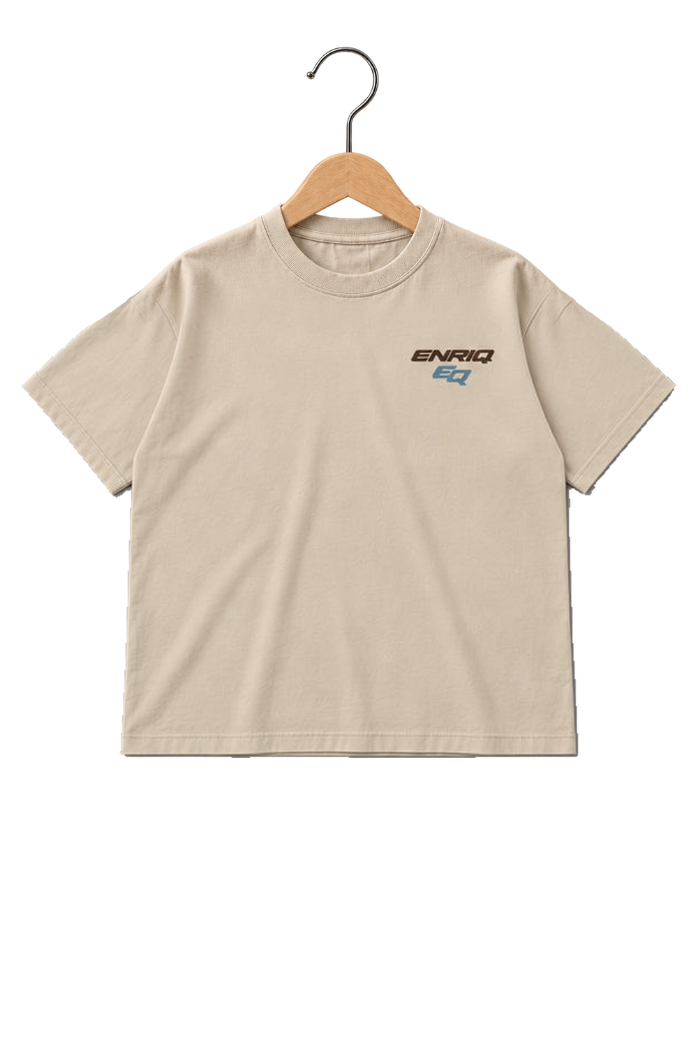 ENRIQ HEADER – EnriQ EQ-Orbit Tee – Sand – Oversized – voorkant op houten hanger
