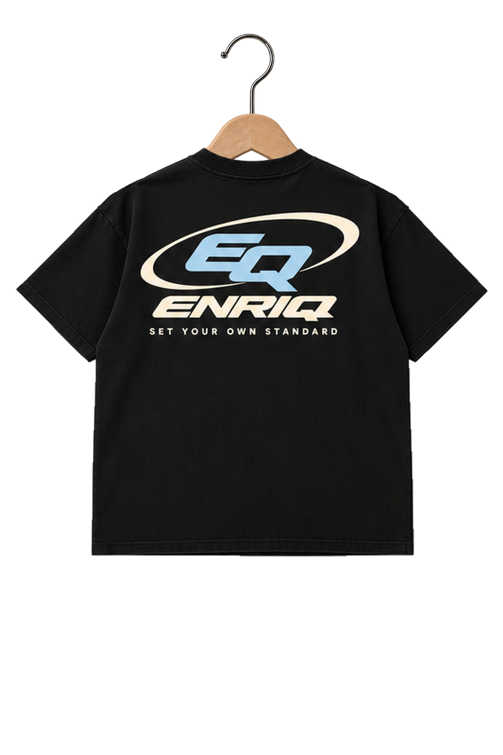 ENRIQ HEADER – EnriQ EQ-Orbit Tee – Black – Oversized – achterkant op houten hanger
