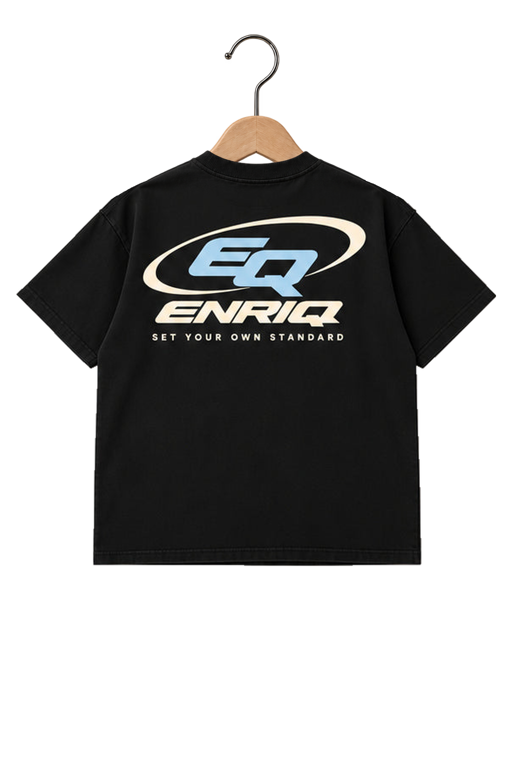 ENRIQ HEADER – EnriQ EQ-Orbit Tee – Black – Oversized – achterkant op houten hanger