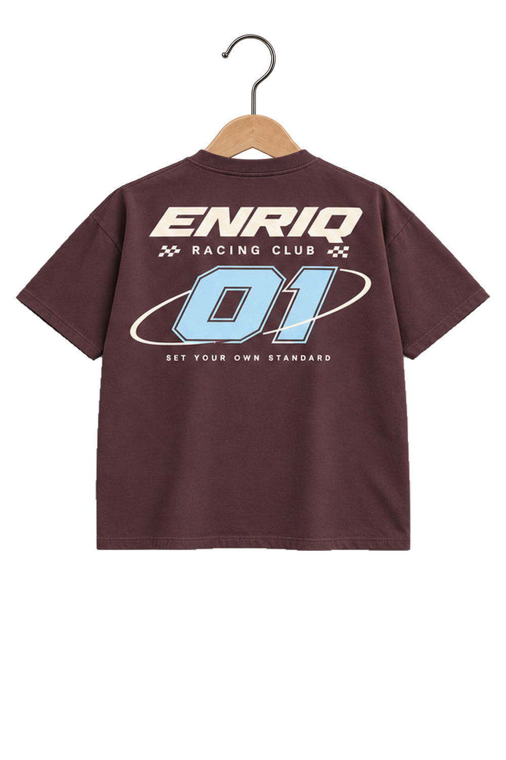 ENRIQ HEADER – EnriQ Racing Club Tee – Cherry – Oversized – achterkant op houten hanger