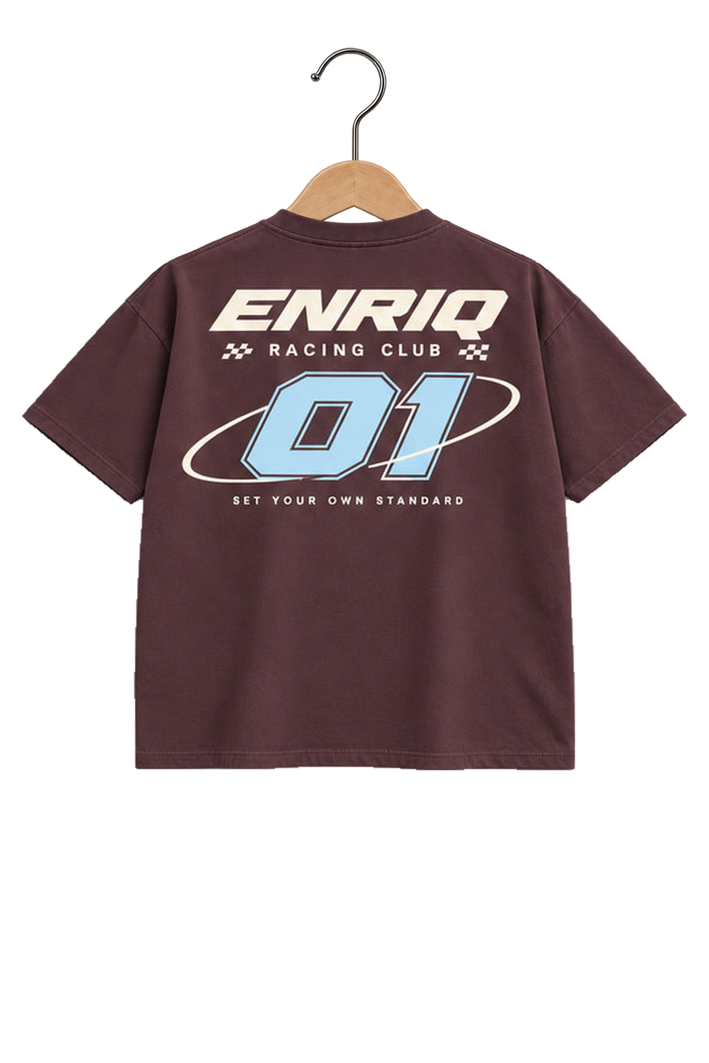 ENRIQ HEADER – EnriQ Racing Club Tee – Cherry – Oversized – achterkant op houten hanger