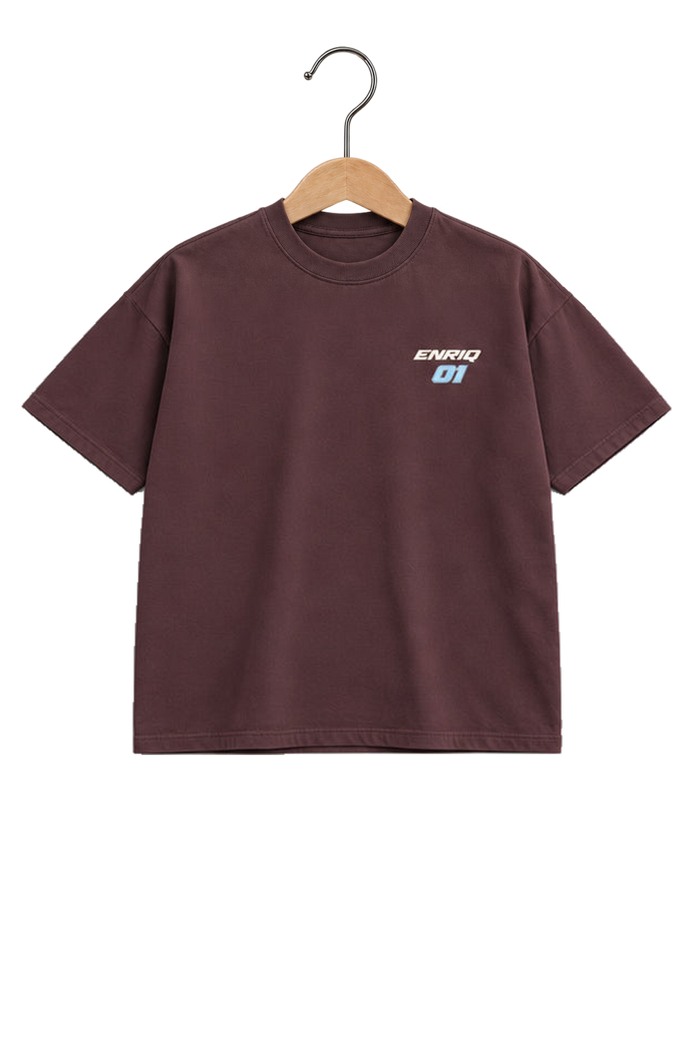 ENRIQ HEADER – EnriQ Racing Club Tee – Cherry – Oversized – voorkant op houten hanger