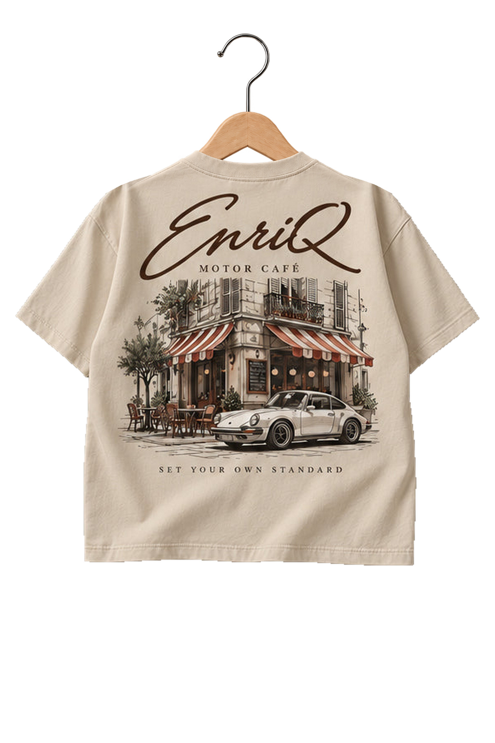 ENRIQ HEADER – EnriQ Motor Café Tee – Sand – Oversized – achterkant op houten hanger