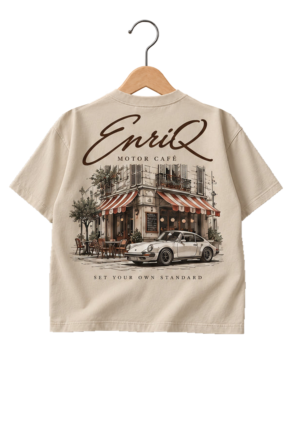 ENRIQ HEADER – EnriQ Motor Café Tee – Sand – Oversized – achterkant op houten hanger