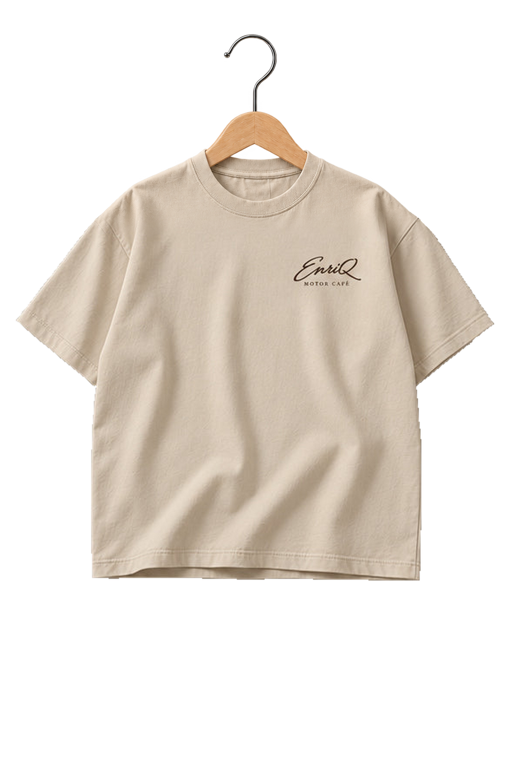 ENRIQ HEADER – EnriQ Motor Café Tee – Sand – Oversized – voorkant op houten hanger