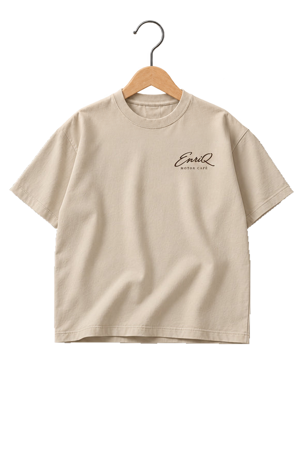 ENRIQ HEADER – EnriQ Motor Café Tee – Sand – Oversized – voorkant op houten hanger