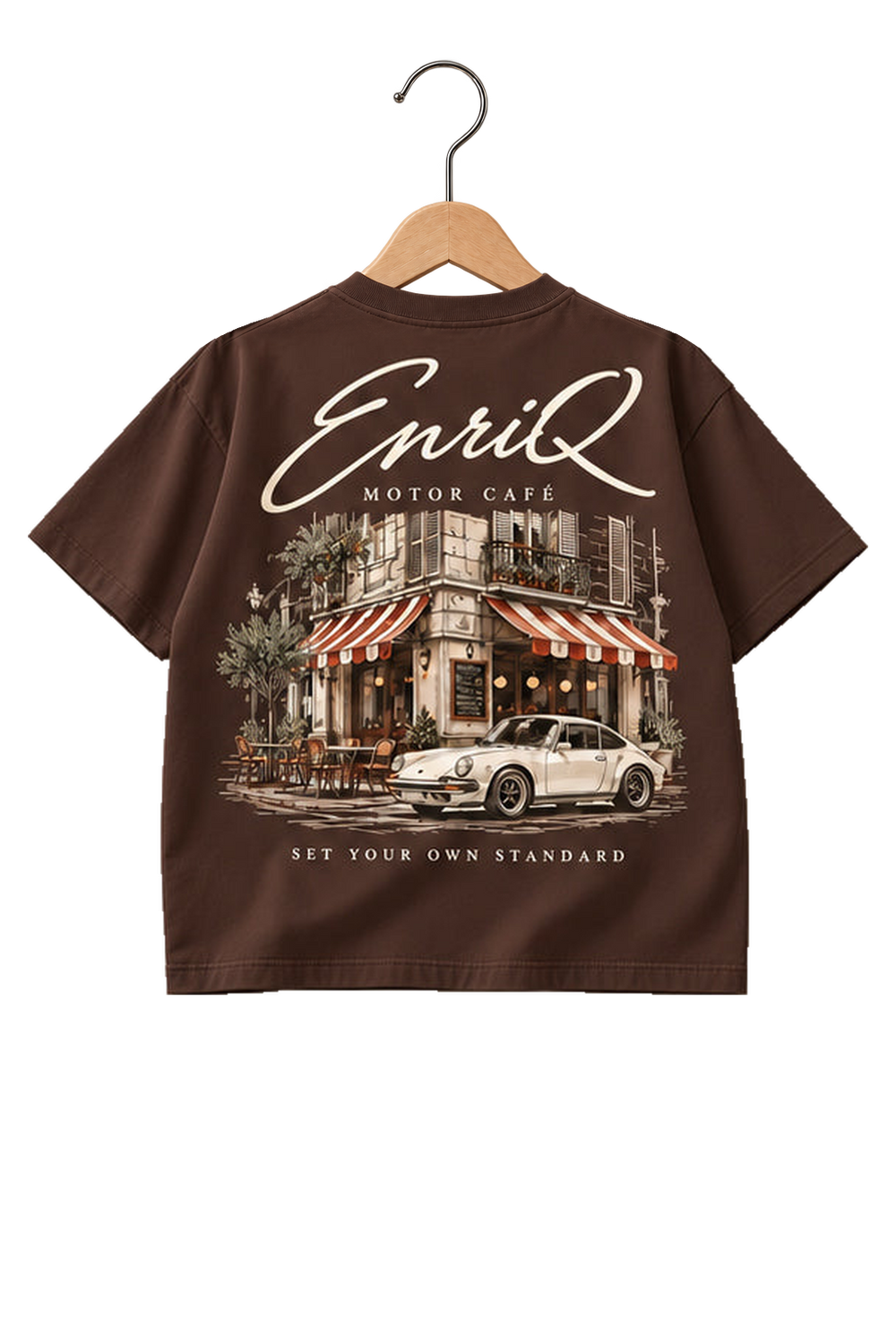 ENRIQ HEADER – EnriQ Motor Café Tee – Chocolate Brown – Oversized – achterkant op houten hanger