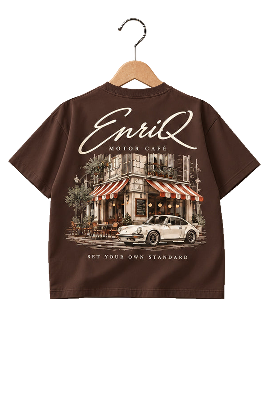 ENRIQ HEADER – EnriQ Motor Café Tee – Chocolate Brown – Oversized – achterkant op houten hanger