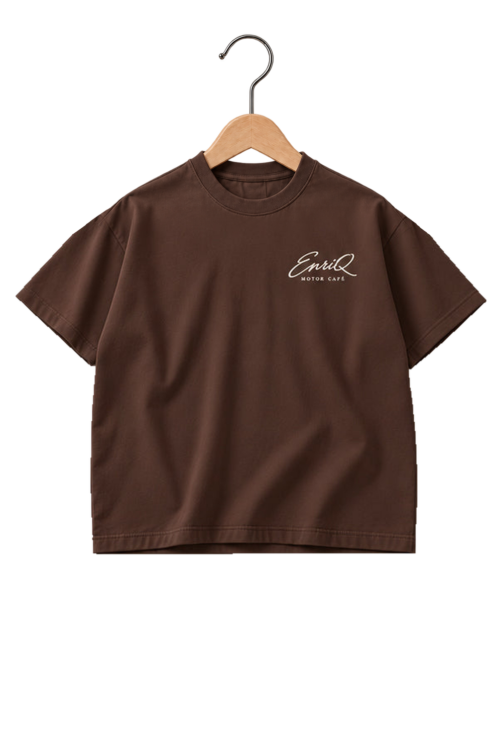 ENRIQ HEADER – EnriQ Motor Café Tee – Chocolate Brown – Oversized – voorkant op houten hanger