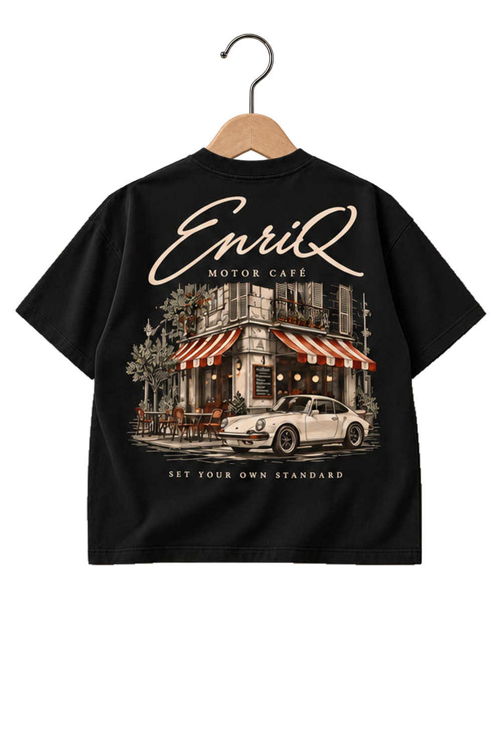 ENRIQ HEADER – EnriQ Motor Café Tee – Black – Oversized – achterkant op houten hanger