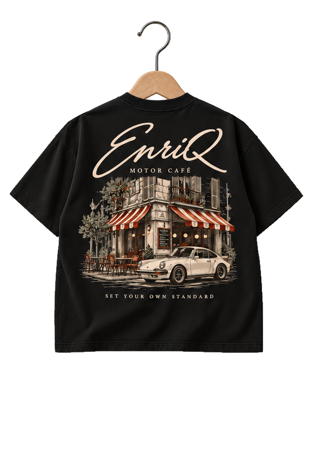 ENRIQ HEADER – EnriQ Motor Café Tee – Black – Oversized – achterkant op houten hanger