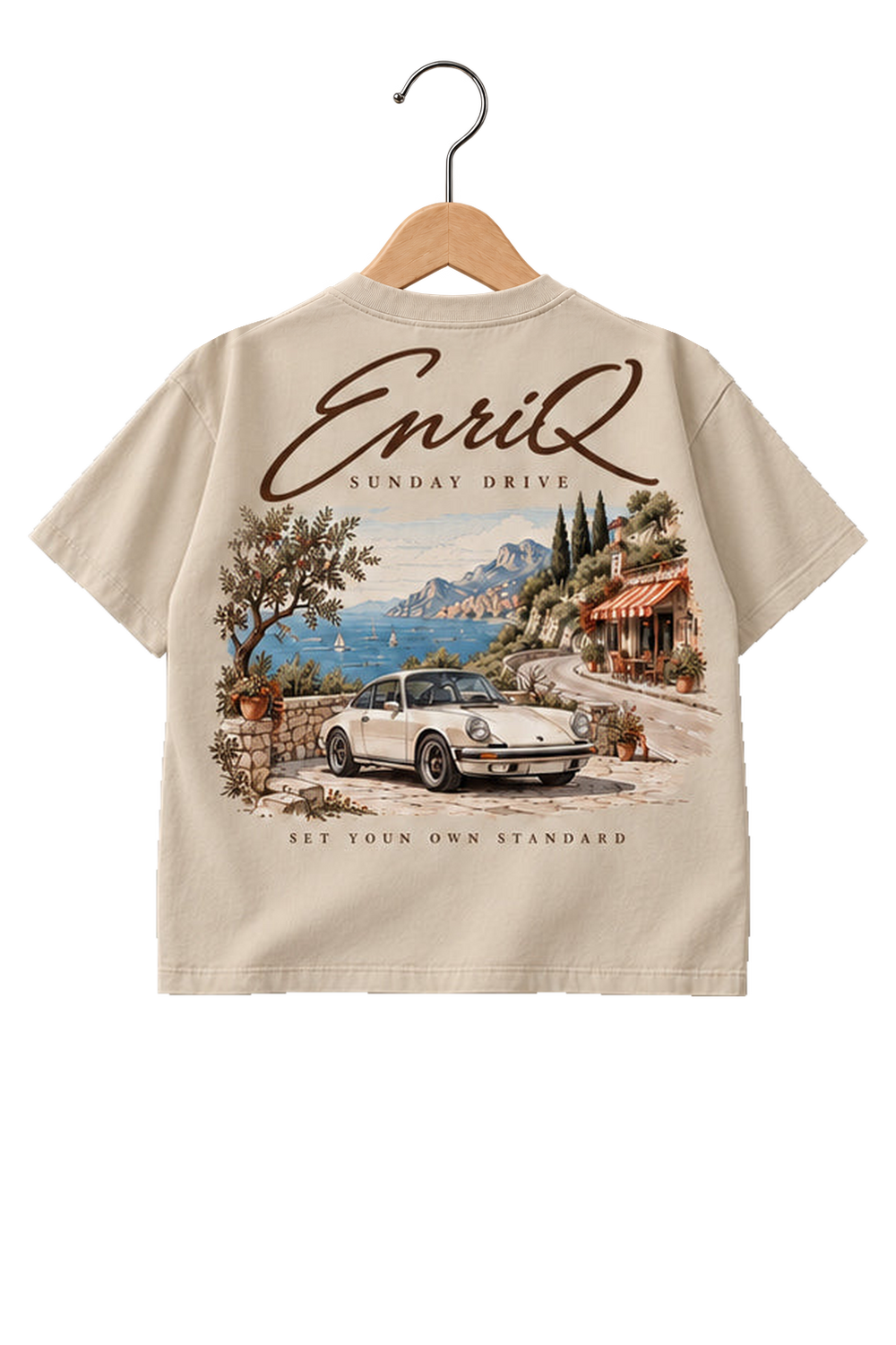 ENRIQ HEADER – EnriQ Sunday Drive Tee – Sand – Oversized – achterkant op houten hanger