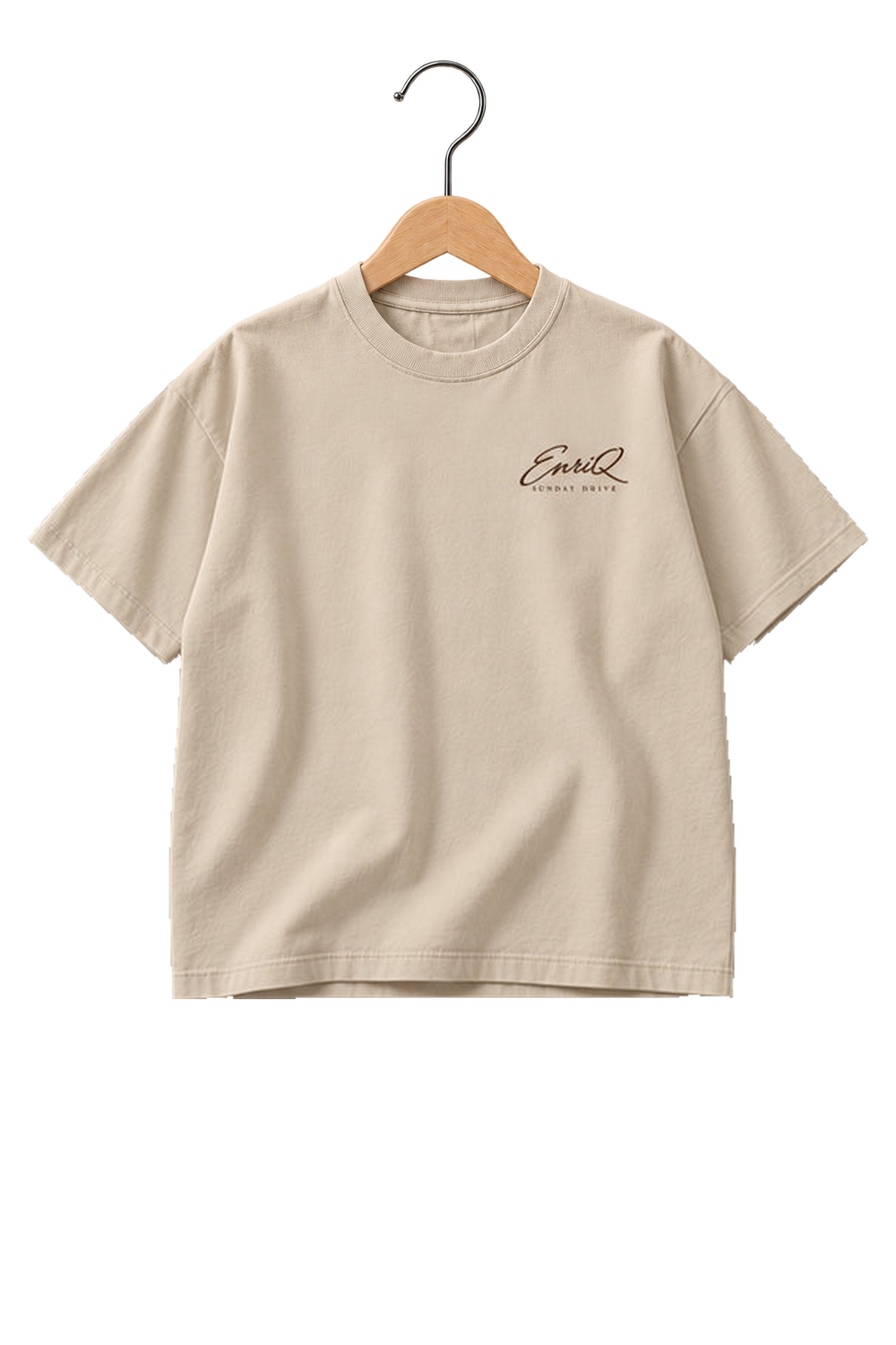 ENRIQ HEADER – EnriQ Sunday Drive Tee – Sand – Oversized – voorkant op houten hanger