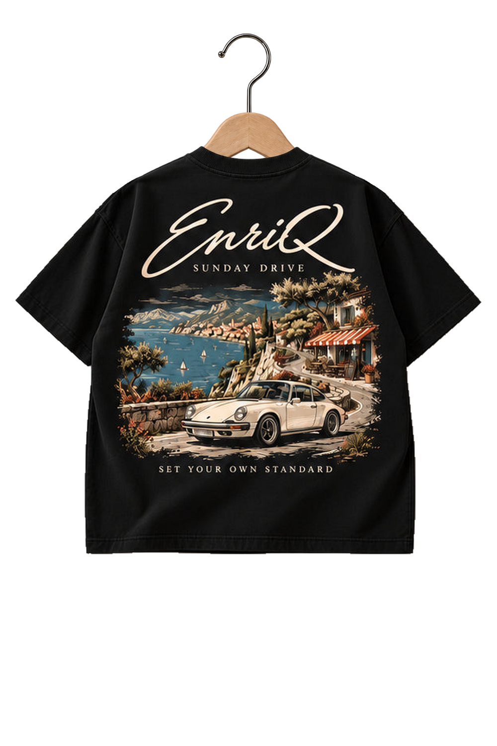 ENRIQ HEADER – EnriQ Sunday Drive Tee – Black – Oversized – achterkant op houten hanger