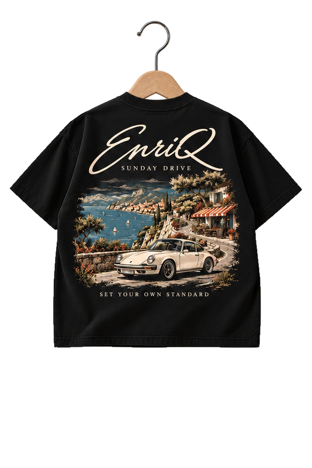 ENRIQ HEADER – EnriQ Sunday Drive Tee – Black – Oversized – achterkant op houten hanger