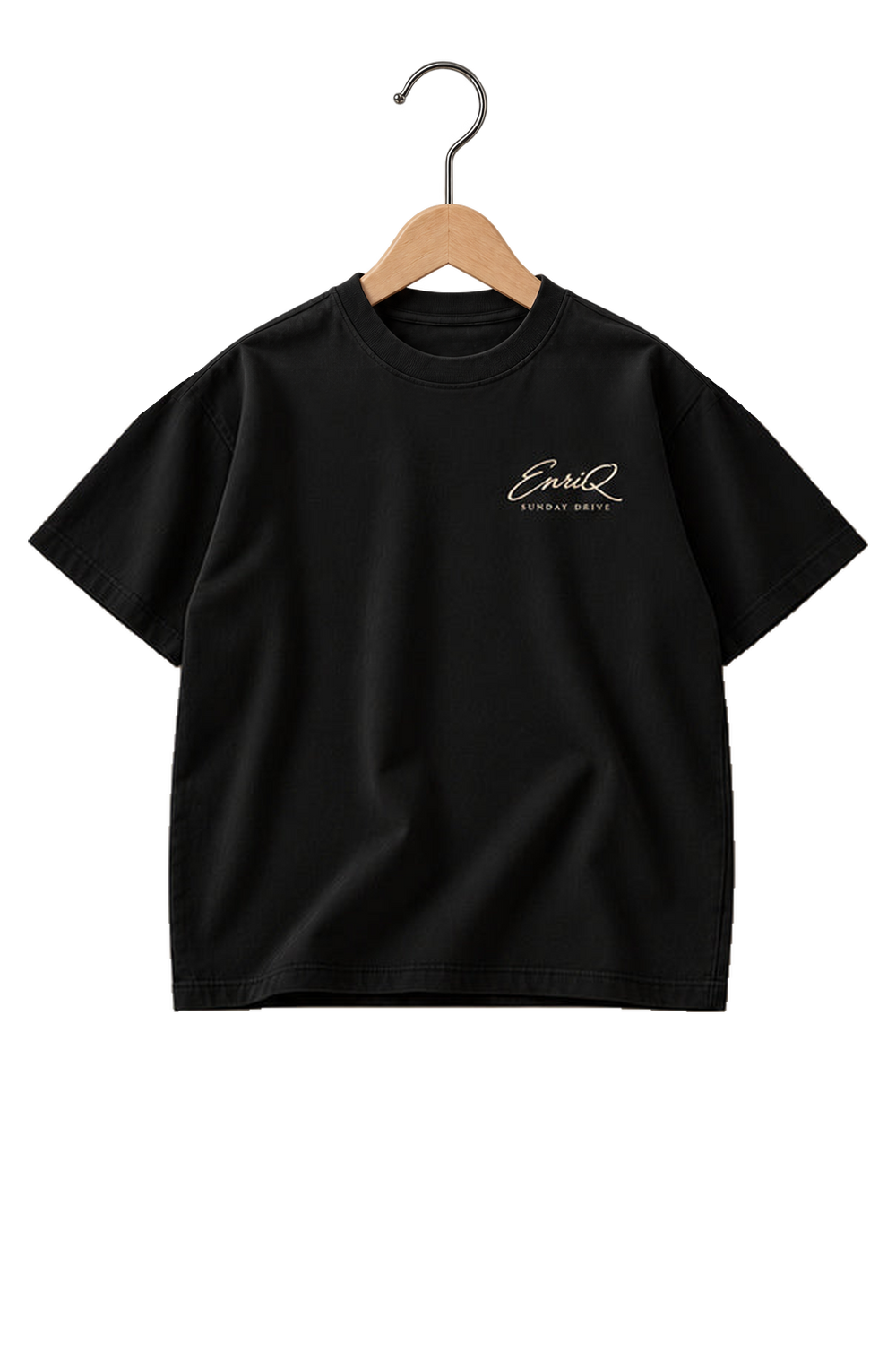 ENRIQ HEADER – EnriQ Sunday Drive Tee – Black – Oversized – voorkant op houten hanger
