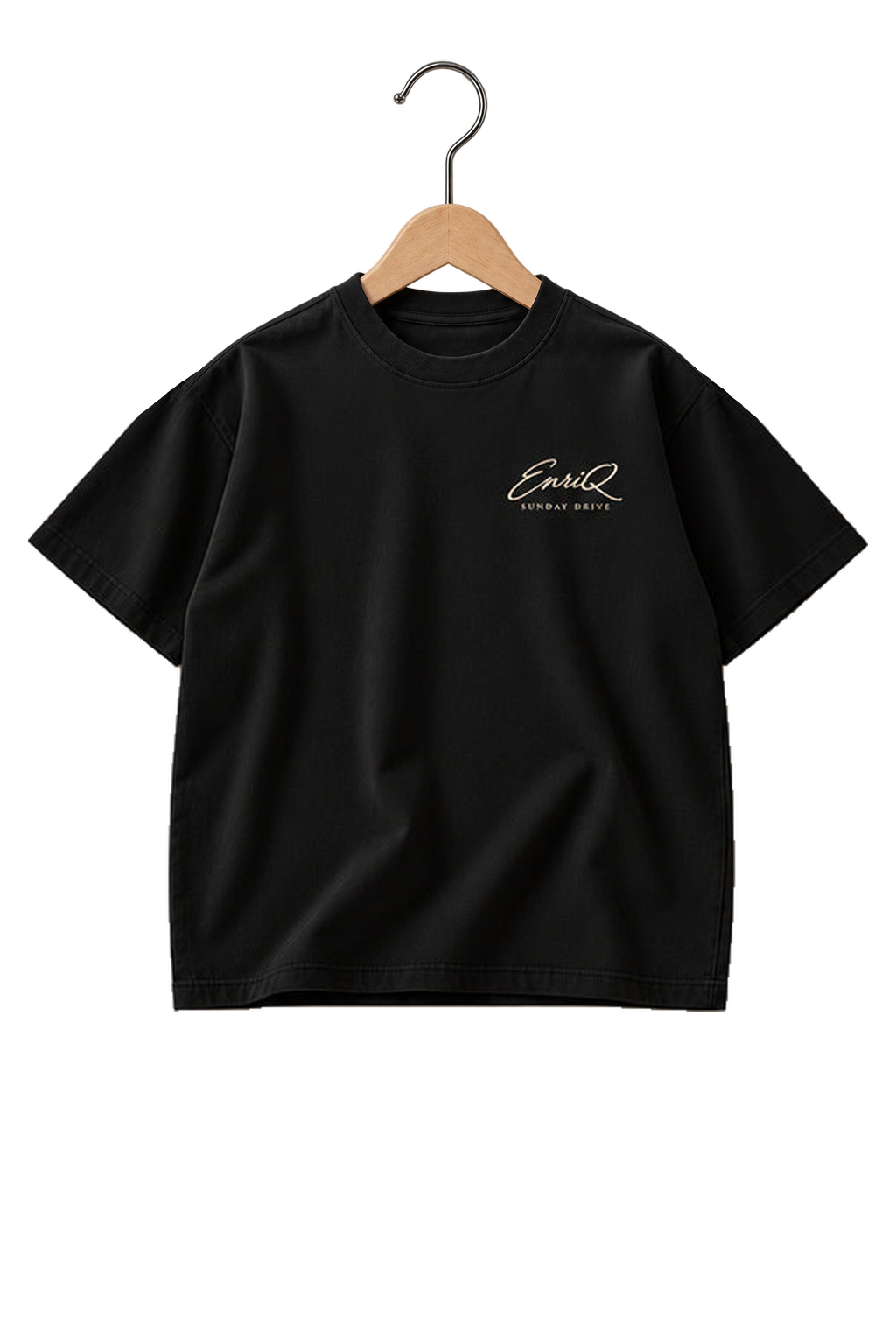 ENRIQ HEADER – EnriQ Sunday Drive Tee – Black – Oversized – voorkant op houten hanger