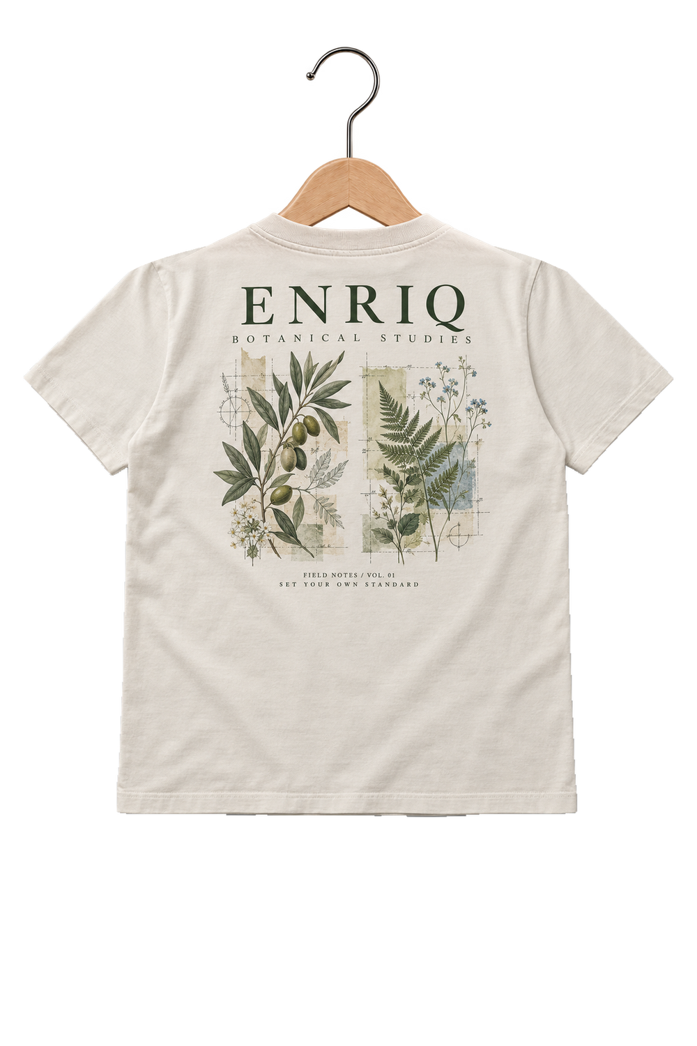 ENRIQ HEADER – EnriQ Botanical Studies Tee – Bone – Basic Fit – achterkant op houten hanger