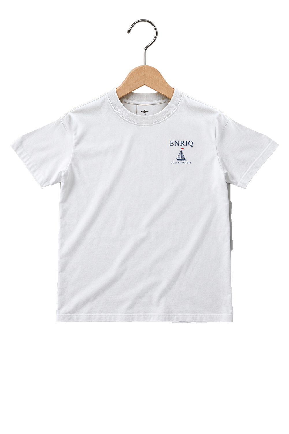 ENRIQ HEADER – EnriQ Ocean Society Tee – White – Basic Fit – voorkant op houten hanger