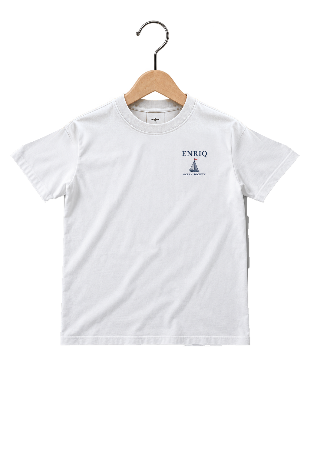 ENRIQ HEADER – EnriQ Ocean Society Tee – White – Basic Fit – voorkant op houten hanger