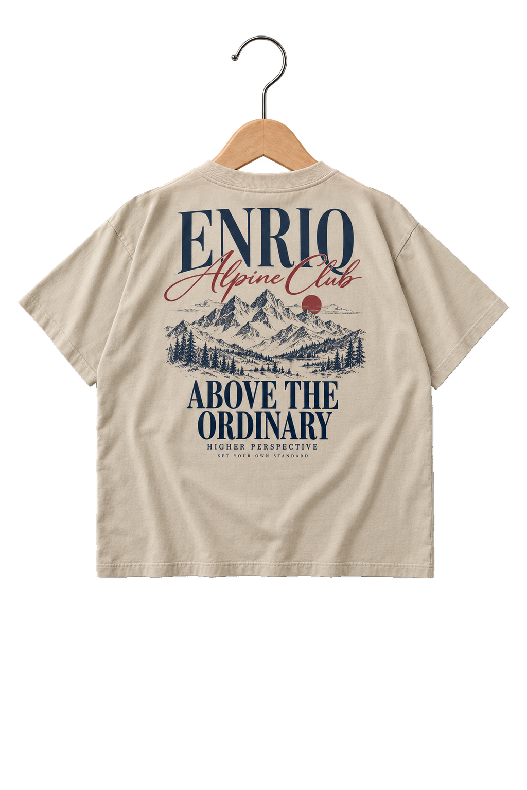ENRIQ HEADER – EnriQ Alpine Club Tee – Sand – Oversized – achterkant op houten hanger