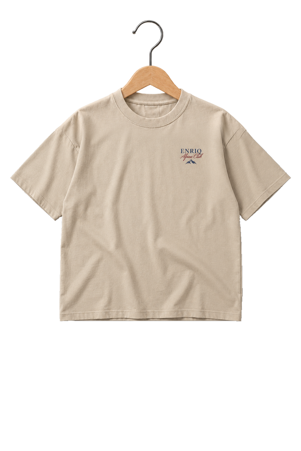 ENRIQ HEADER – EnriQ Alpine Club Tee – Sand – Oversized – voorkant op houten hanger