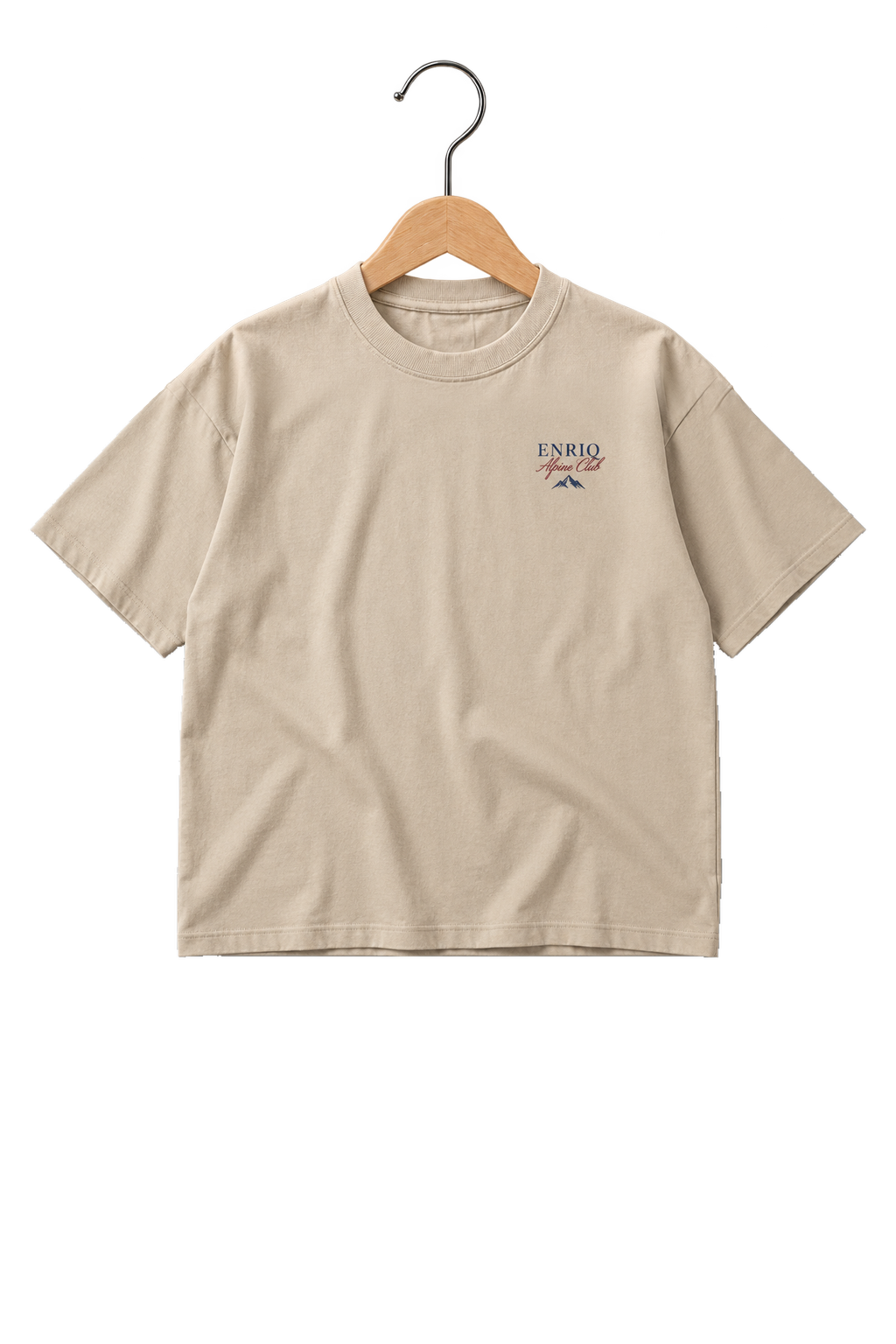 ENRIQ HEADER – EnriQ Alpine Club Tee – Sand – Oversized – voorkant op houten hanger