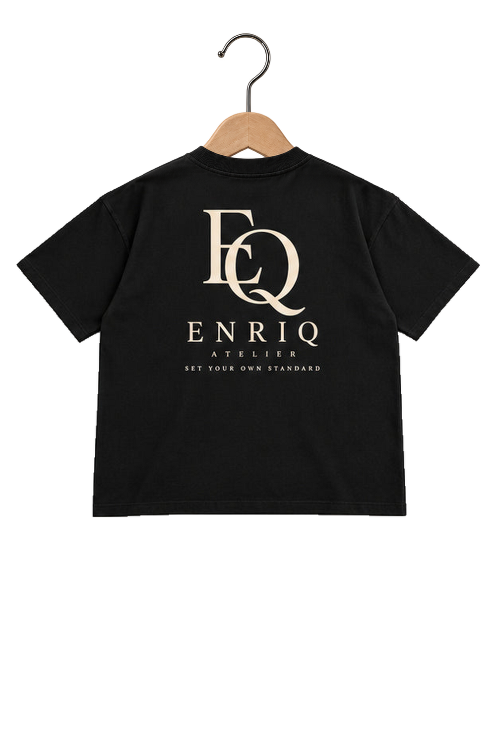 ENRIQ HEADER – EnriQ Atelier Monogram Tee – Black – Oversized – achterkant op houten hanger