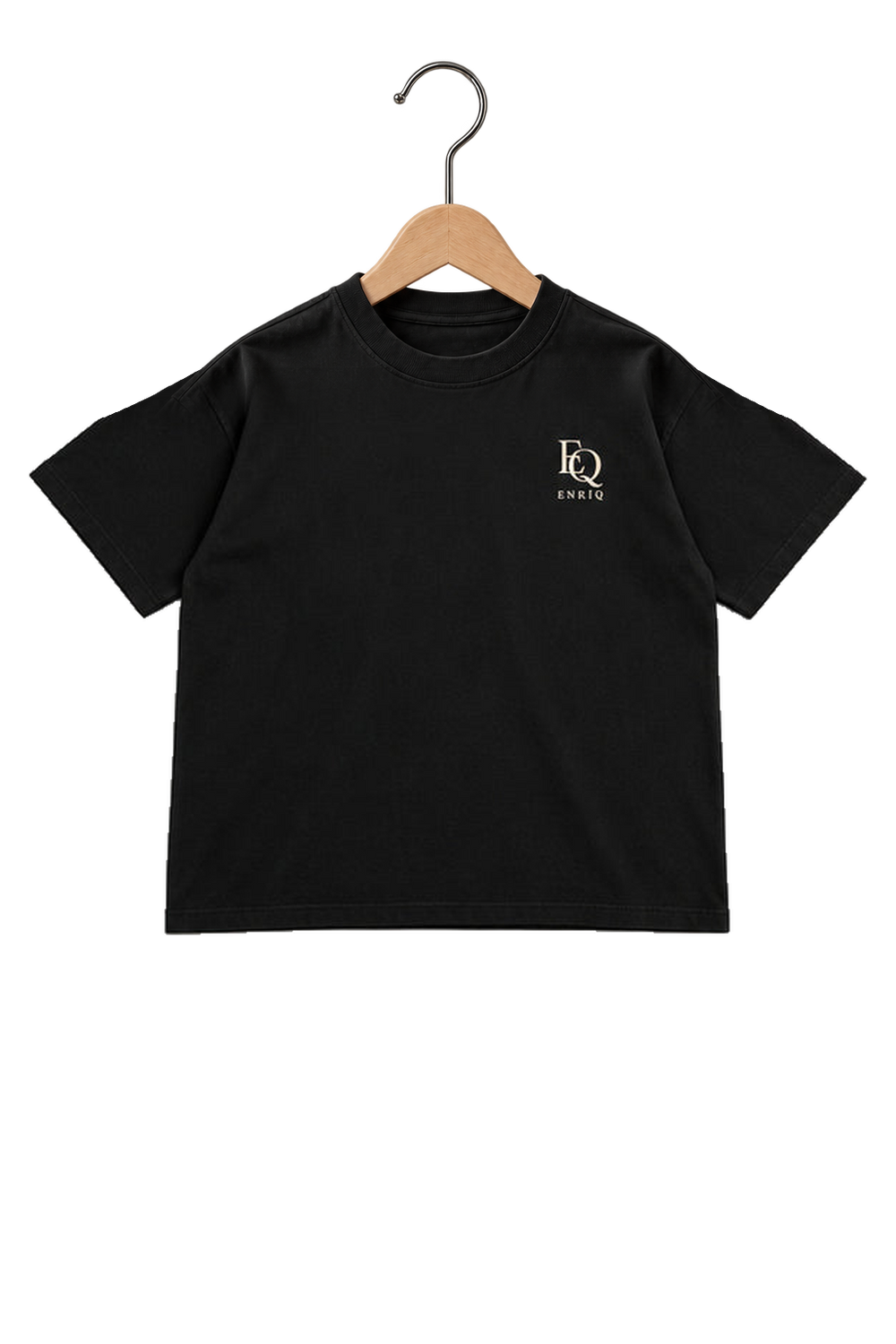 ENRIQ HEADER – EnriQ Atelier Monogram Tee – Black – Oversized – voorkant op houten hanger