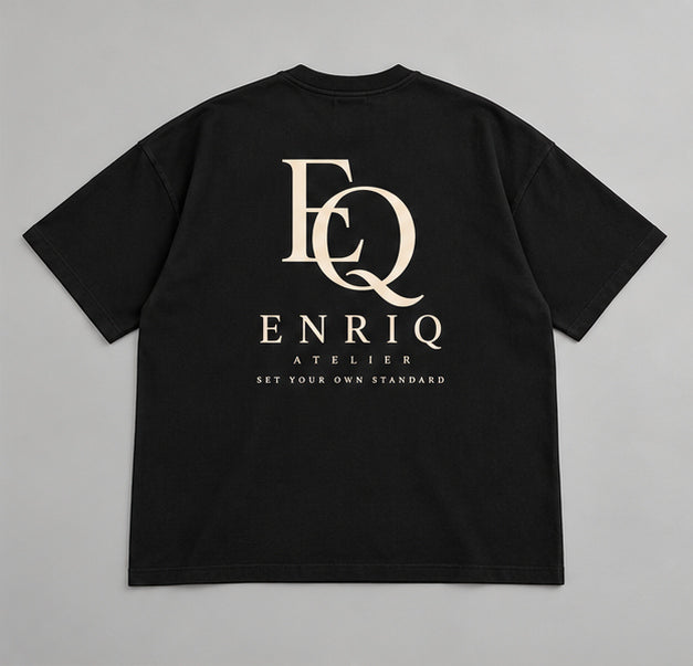 EnriQ Atelier Monogram Black oversized – flatlay achter