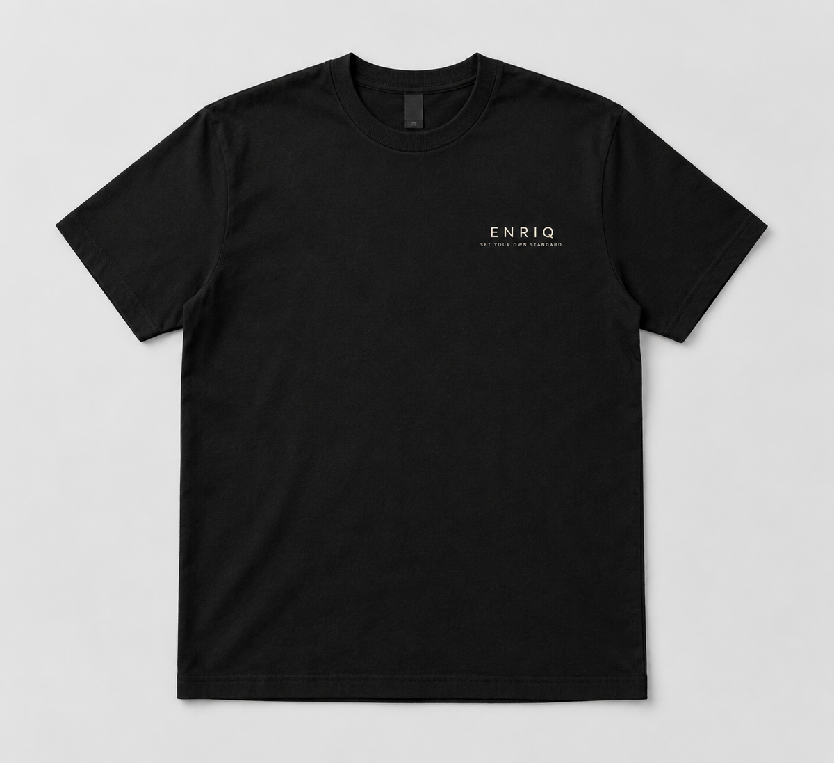 ENRIQ basic-fit T-shirt Black – voorkant met klein ENRIQ-borstlogo