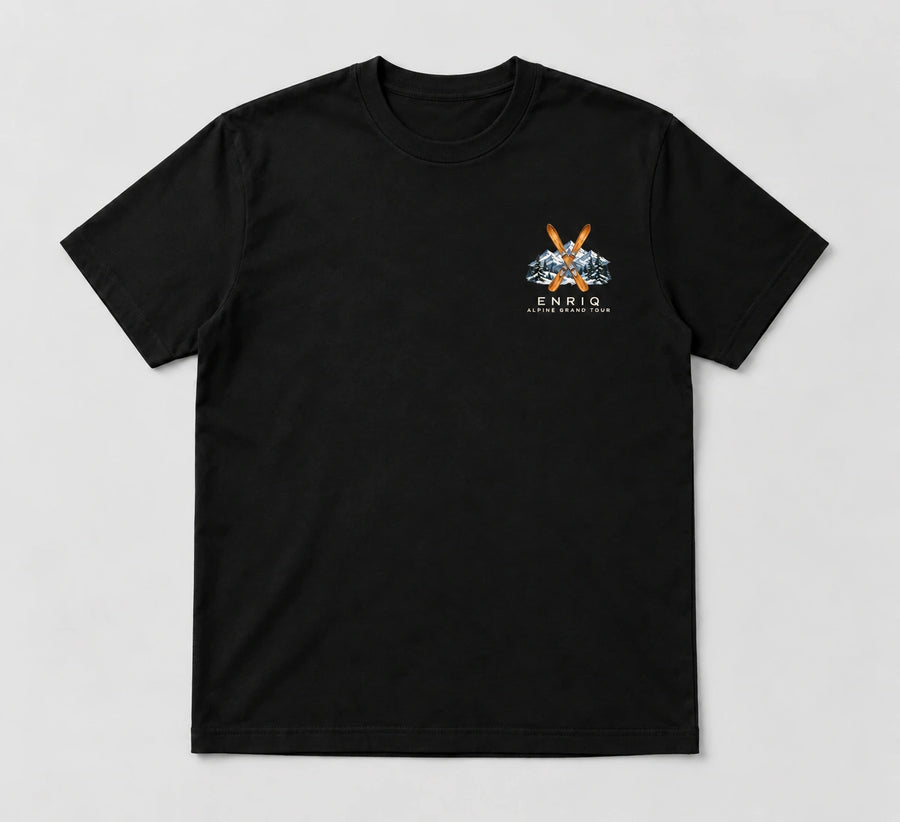 ENRIQ Alpine Grand Tour Tee Black – flatlay met ski- en bergborstlogo (AI-visualisatie)
