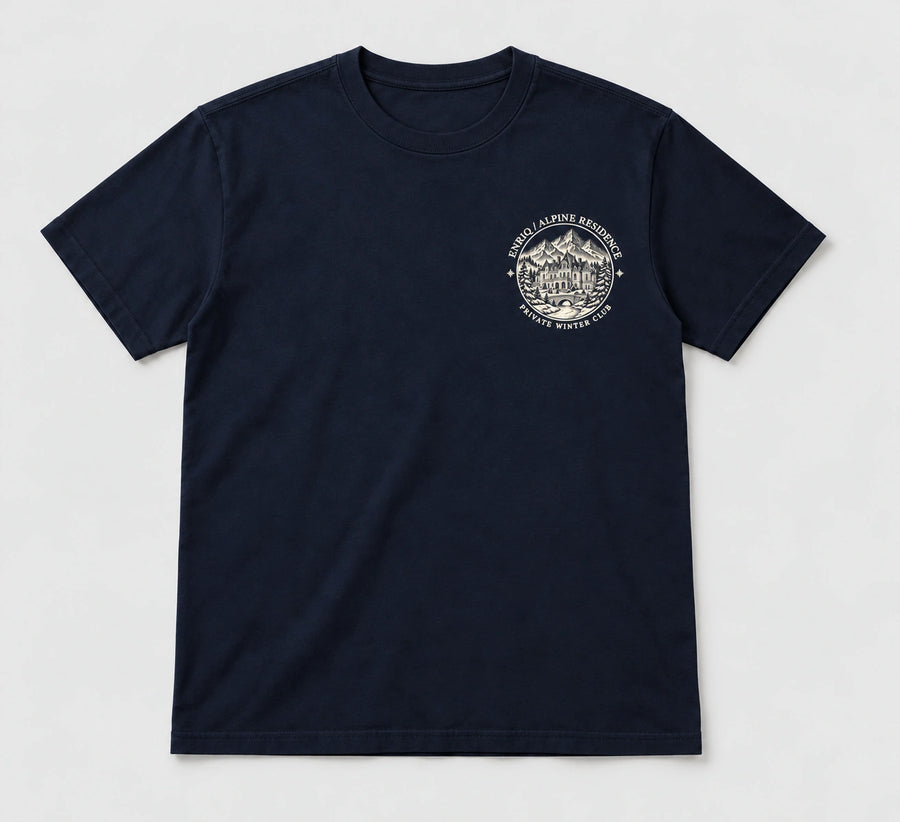 ENRIQ Alpine Residence Tee Navy – flatlay met rond landhuis-borstlogo (AI-visualisatie)