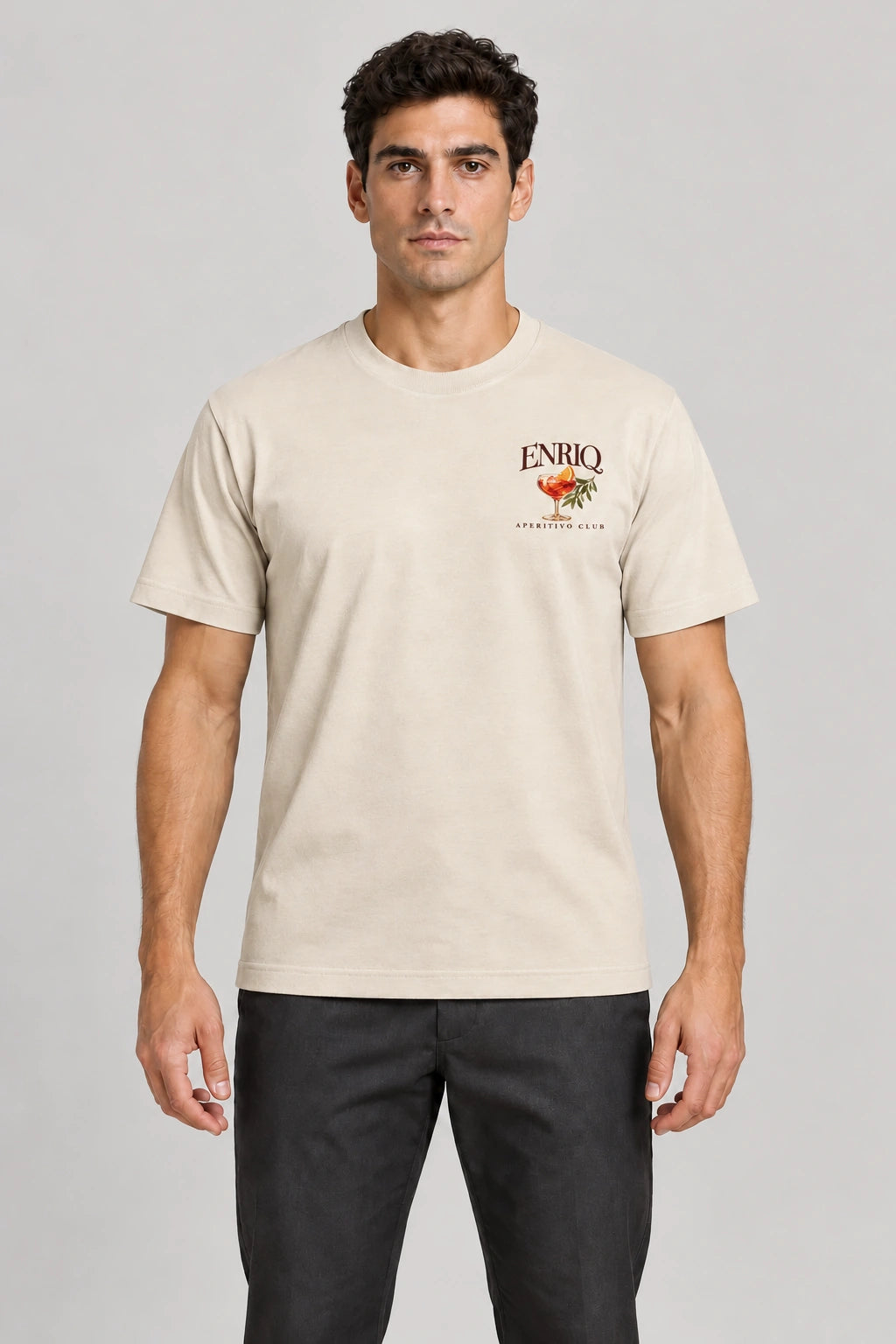 ENRIQ Aperitivo Club Tee Bone – op model met spritz-borstlogo (AI-visualisatie)