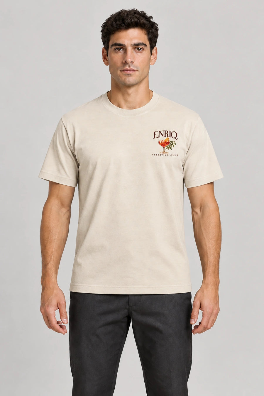 ENRIQ Aperitivo Club Tee Bone – op model met spritz-borstlogo (AI-visualisatie)