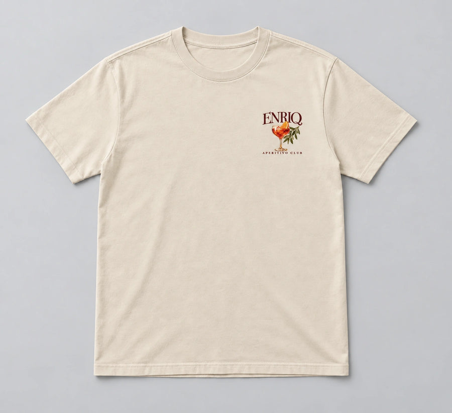ENRIQ Aperitivo Club Tee Bone – flatlay met spritz-borstlogo (AI-visualisatie)