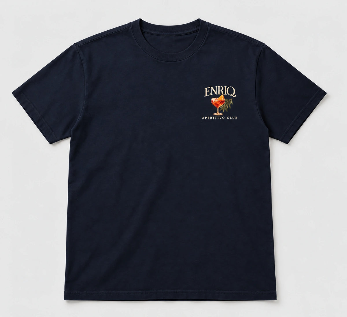 ENRIQ Aperitivo Club Tee Navy – flatlay met spritz-borstlogo (AI-visualisatie)