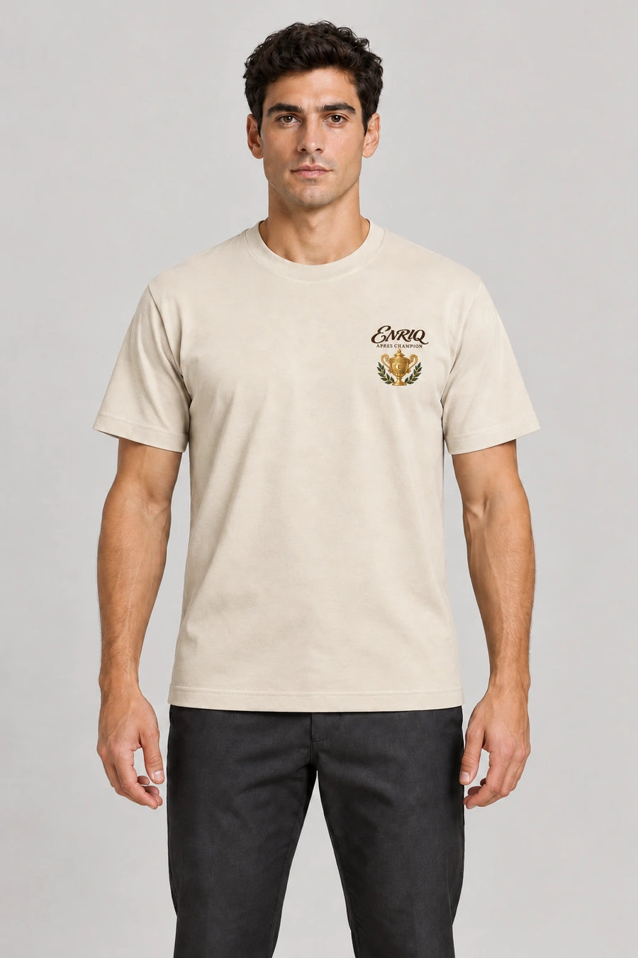 ENRIQ Apres Champion Tee Bone – op model met gouden trofee-borstlogo (AI-visualisatie)