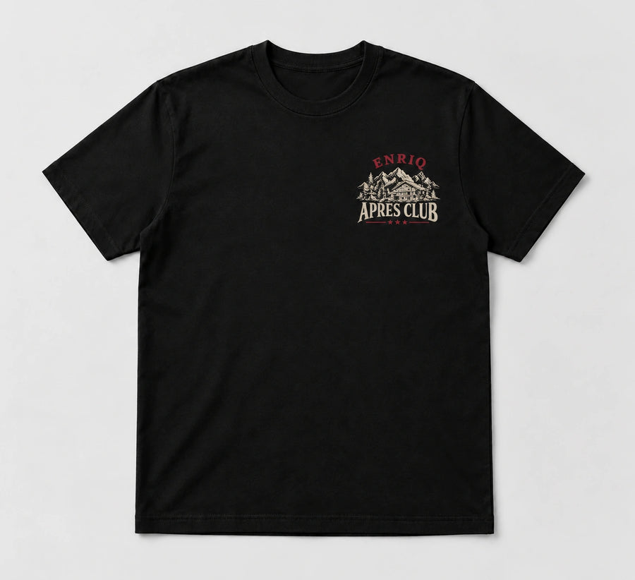 ENRIQ Apres Menu Tee Black – flatlay met chalet en APRES CLUB borstlogo (AI-visualisatie)