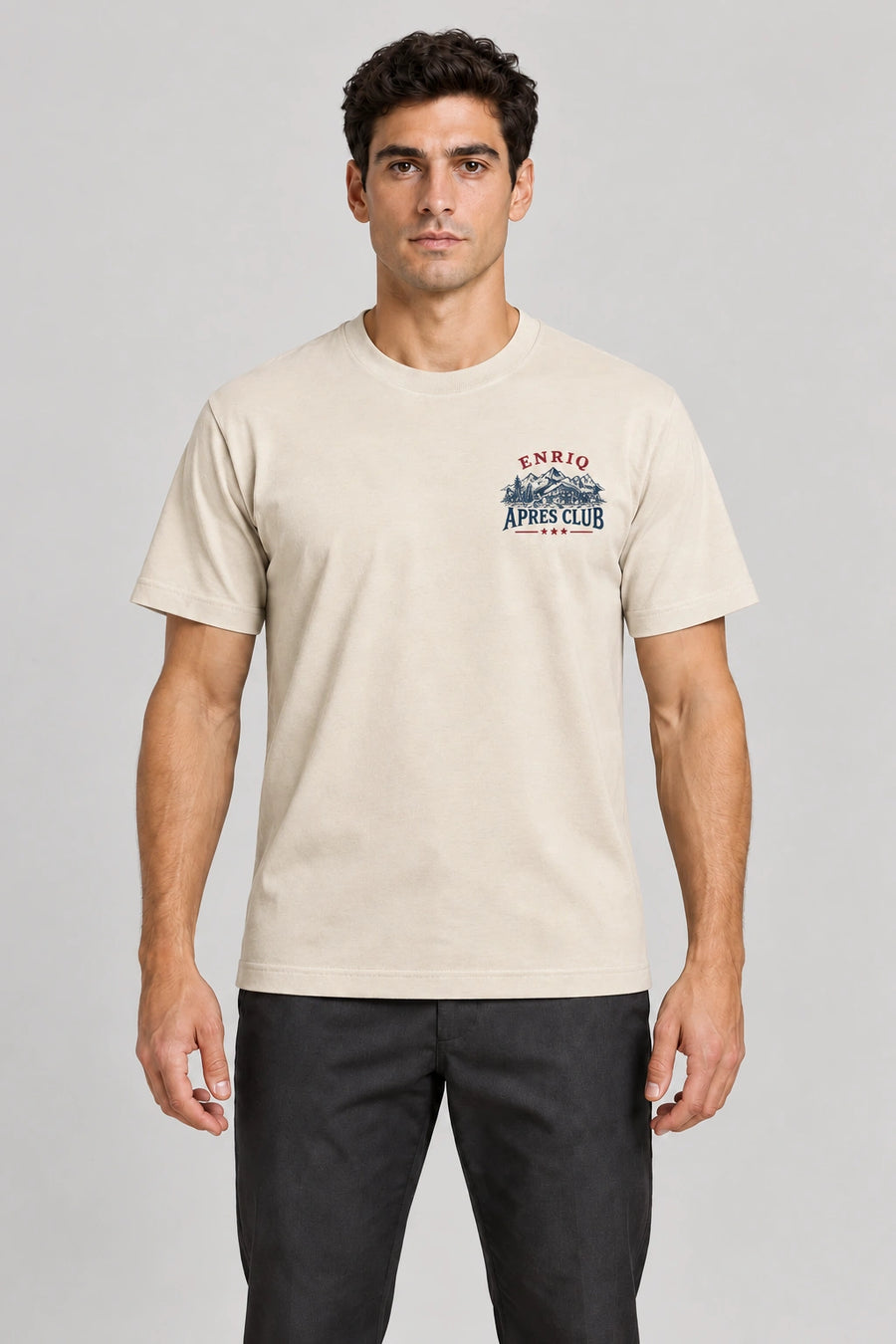 ENRIQ Apres Menu Tee Bone – voorkant op model met chalet en APRES CLUB borstlogo (AI-visualisatie)