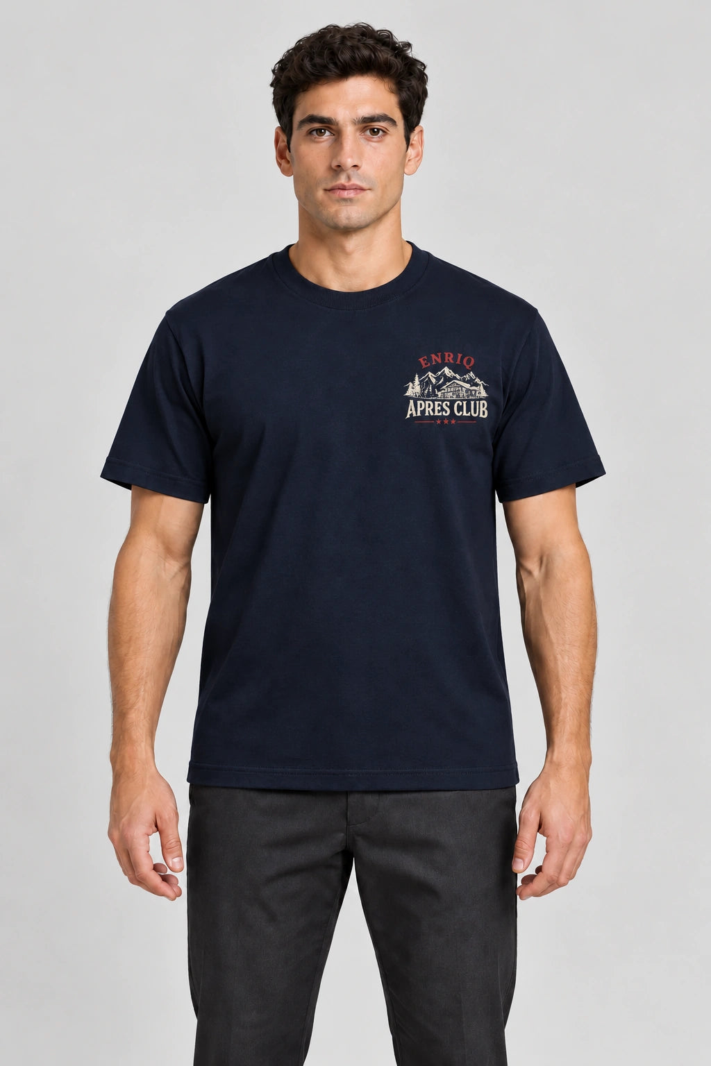 ENRIQ Apres Menu Tee Navy – voorkant op model met chalet en APRES CLUB borstlogo (AI-visualisatie)