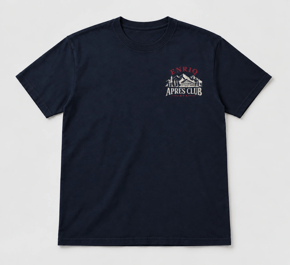 ENRIQ Apres Menu Tee Navy – flatlay met chalet en APRES CLUB borstlogo (AI-visualisatie)
