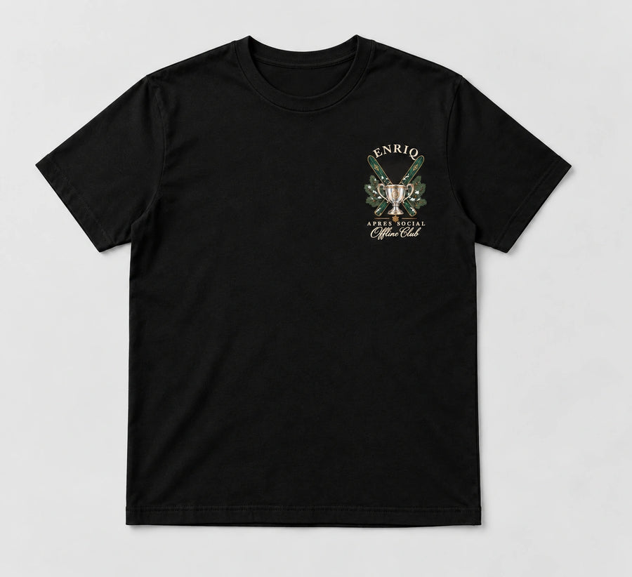 ENRIQ Apres Social Tee Black – flatlay met skis, trofee en Offline Club borstlogo (AI-visualisatie)