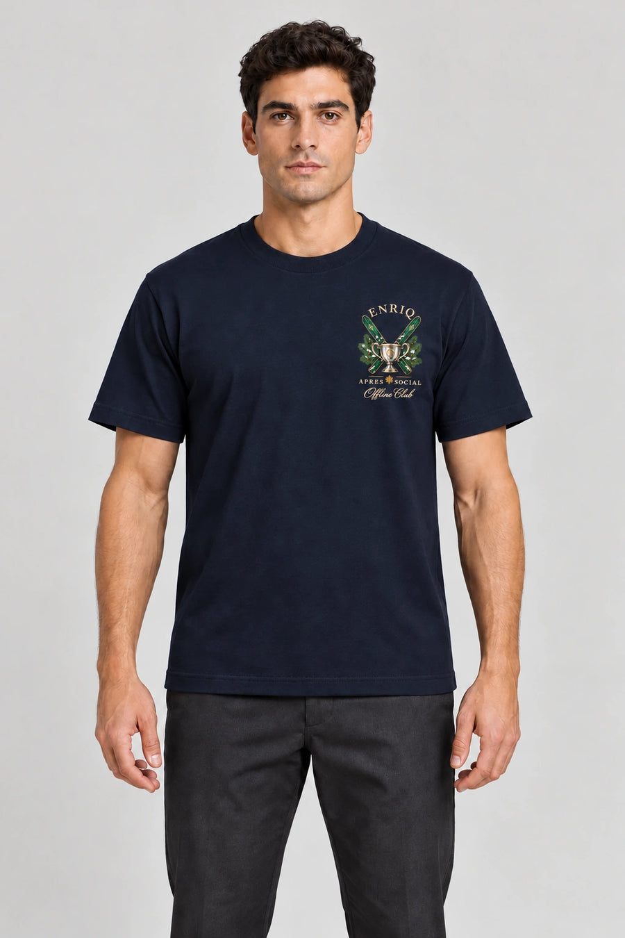 ENRIQ Apres Social Tee Navy – voorkant op model met skis, trofee en Offline Club borstlogo (AI-visualisatie)