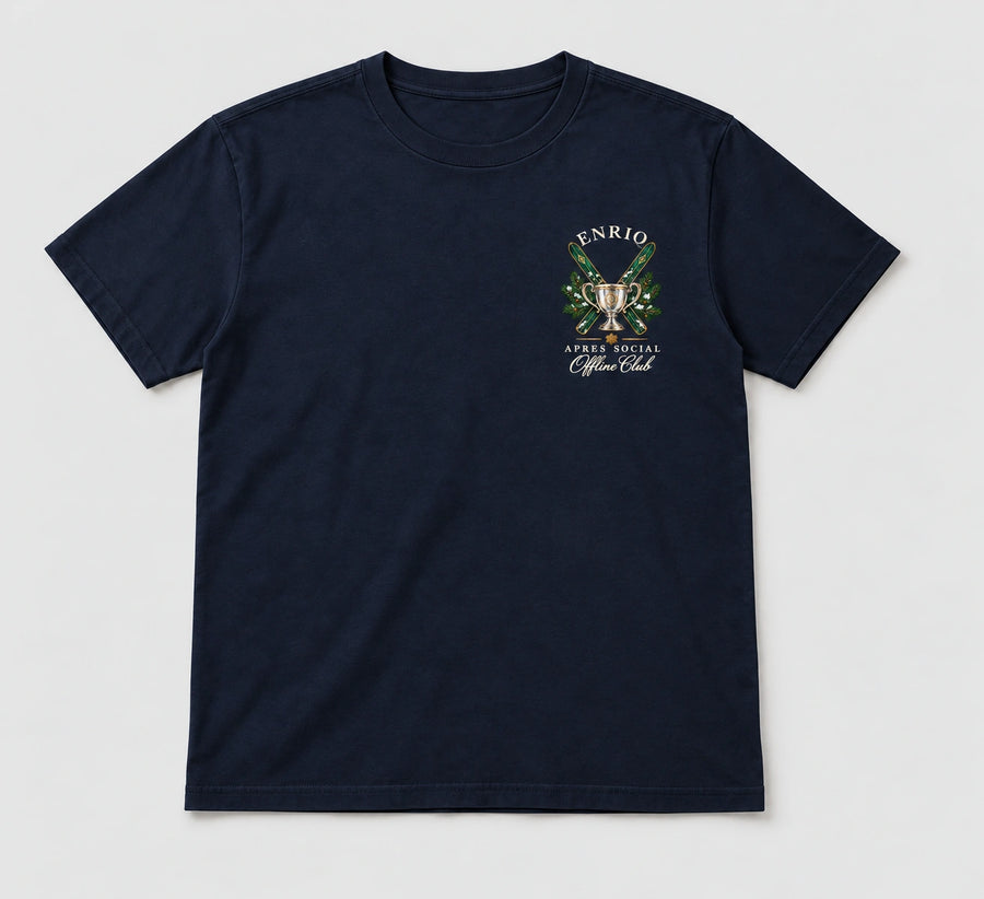 ENRIQ Apres Social Tee Navy – flatlay met skis, trofee en Offline Club borstlogo (AI-visualisatie)