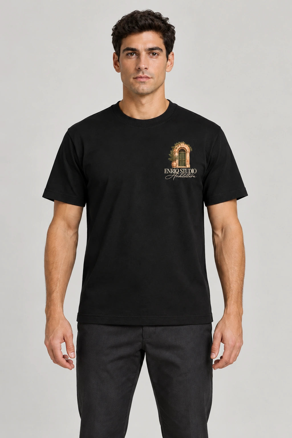 ENRIQ Architettura Tee Black – op model met poort-borstlogo en ENRIQ STUDIO Architettura (AI-visualisatie)