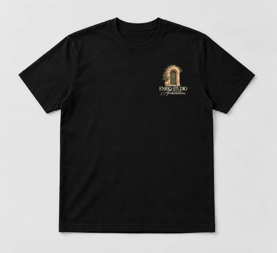 ENRIQ Architettura Tee Black – flatlay met poort-borstlogo en ENRIQ STUDIO Architettura (AI-visualisatie)