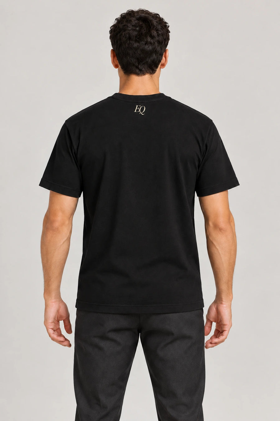 ENRIQ Atelier Signature Tee Black – achterkant op model met klein EQ-neklogo (AI-visualisatie)