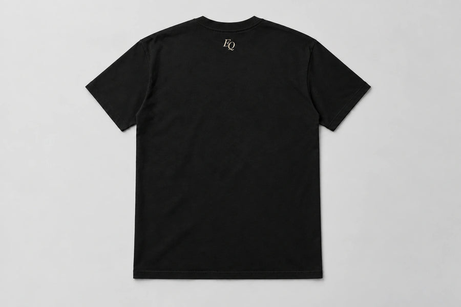 ENRIQ Atelier Signature Tee Black – achterkant flatlay met klein EQ-neklogo (AI-visualisatie)