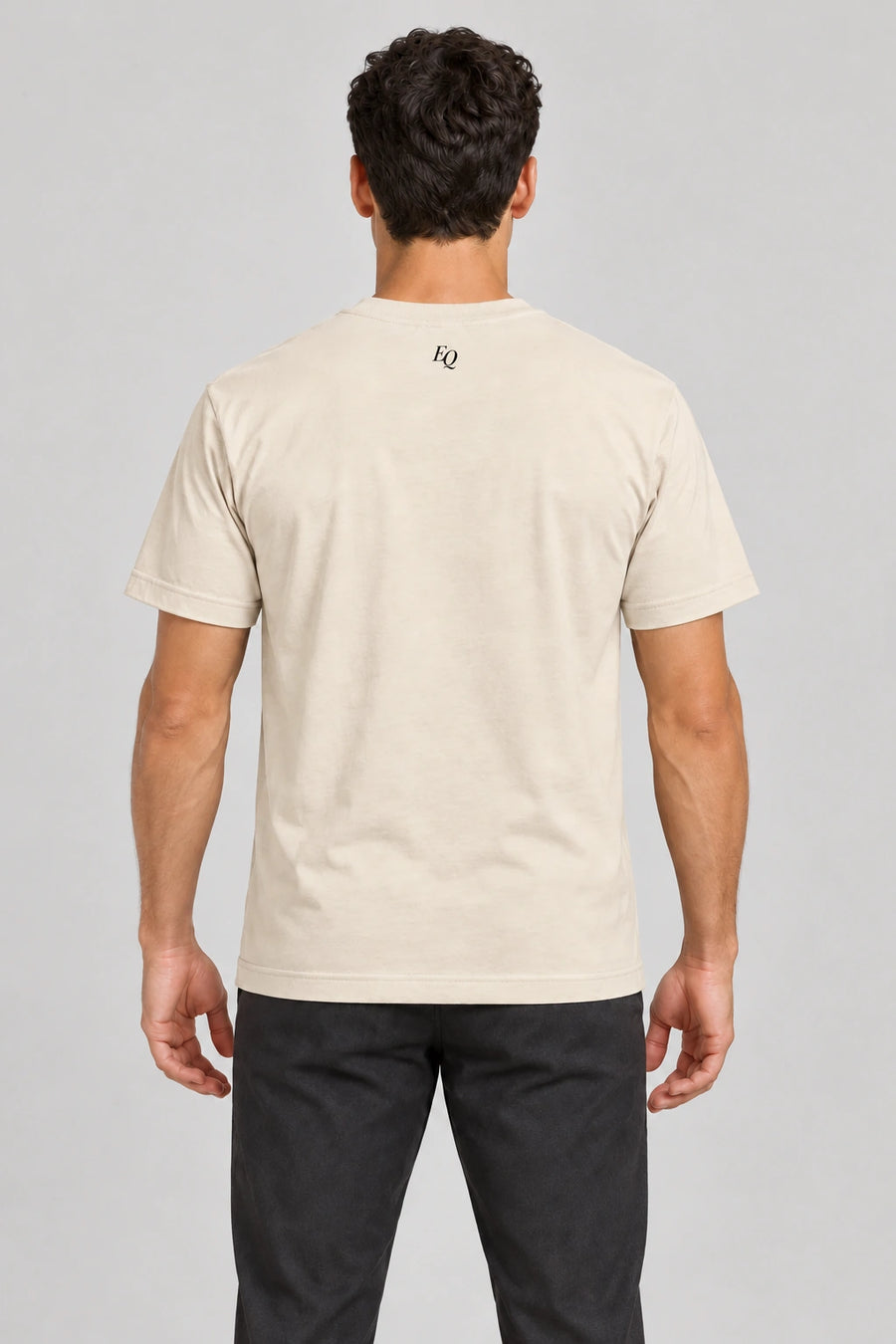 ENRIQ Atelier Signature Tee Bone – achterkant op model met klein EQ-neklogo (AI-visualisatie)